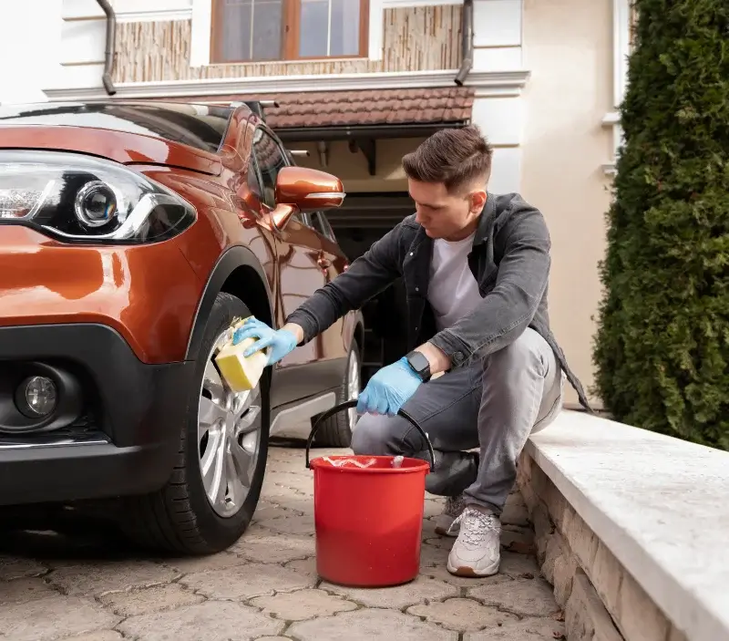 Lavage auto à domicile Toulx-Sainte-Croix : professionnel intervenant sur un véhicule